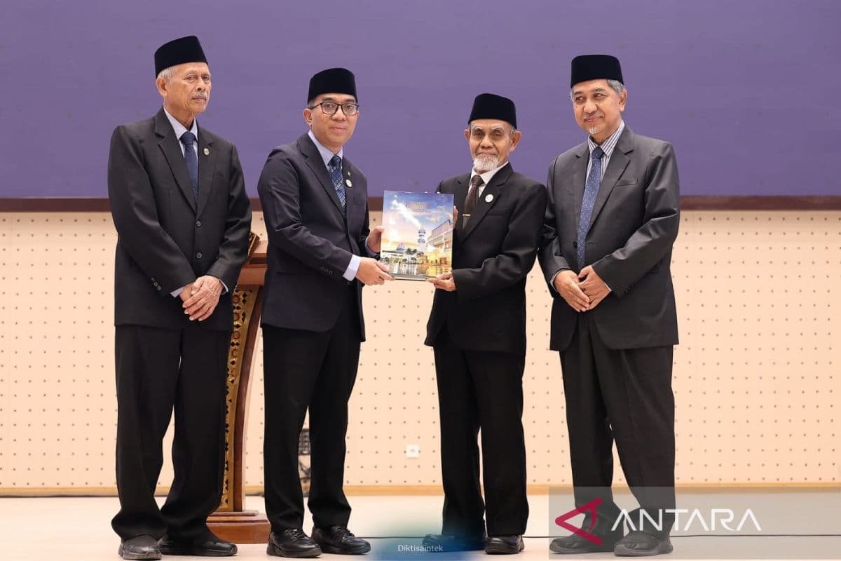 Menteri Pendidikan Tinggi Janji Talenta Unggul, Tapi Apa Buktinya? – Kritik Tajam di Balik Pidato Unida Gontor