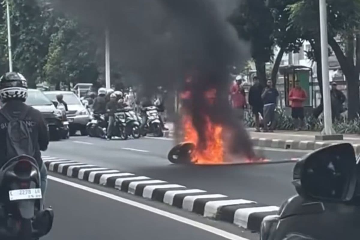 Motor Terbakar Setelah Hindari Mobil Berhenti Mendadak: Apakah Sistem Keamanan Motor Rusak?