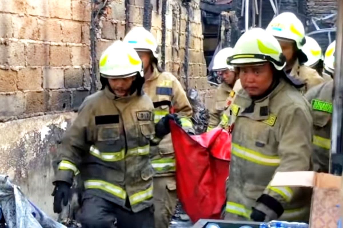 Tragedi Kebakaran Ruko Pulogadung: Tiga Korban Tewas, Penyebab Korsleting Listrik Dipertanyakan