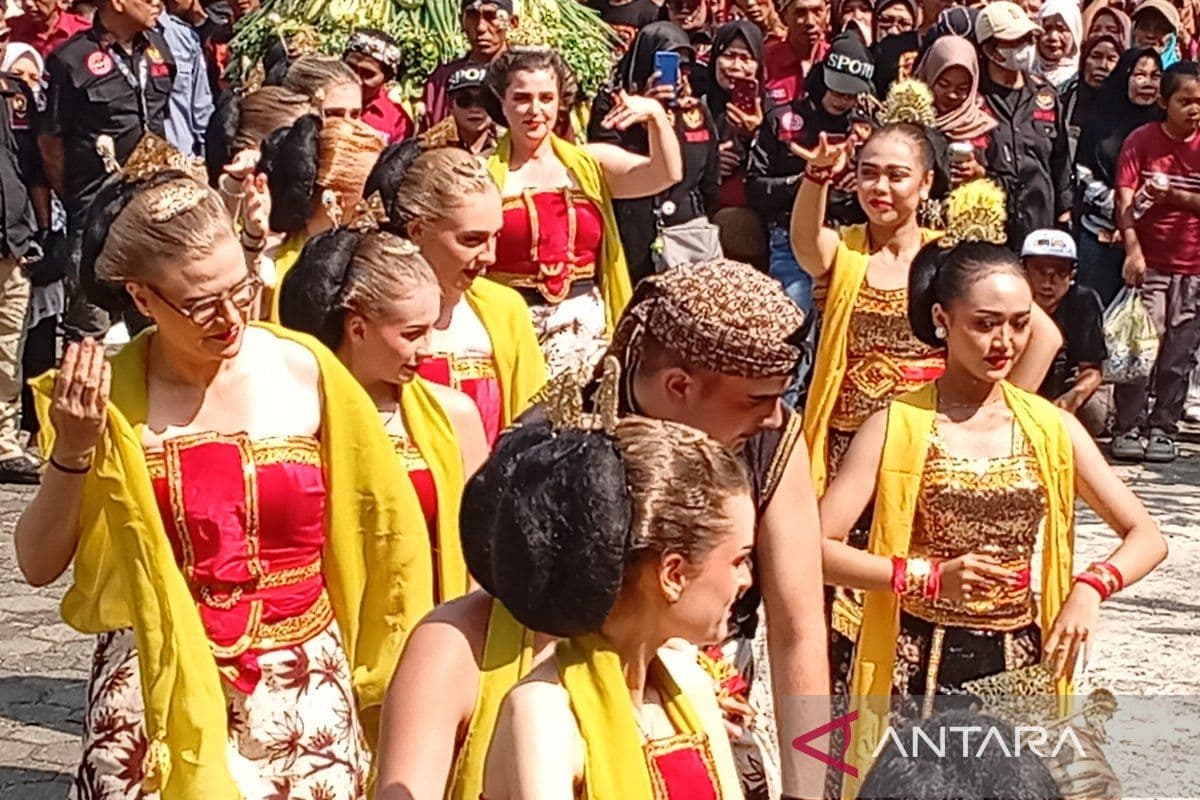 Sukarelawan Belgia ‘Lengger Bule’: Antara Pertukaran Budaya dan Kontroversi Penampilan di Gregreb Suran Baturraden 2026