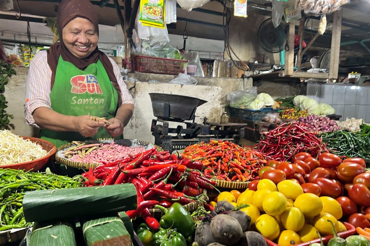 Lonjakan Harga Bawang Merah dan Daging Ayam: Apa Penyebabnya dan Dampaknya bagi Konsumen?