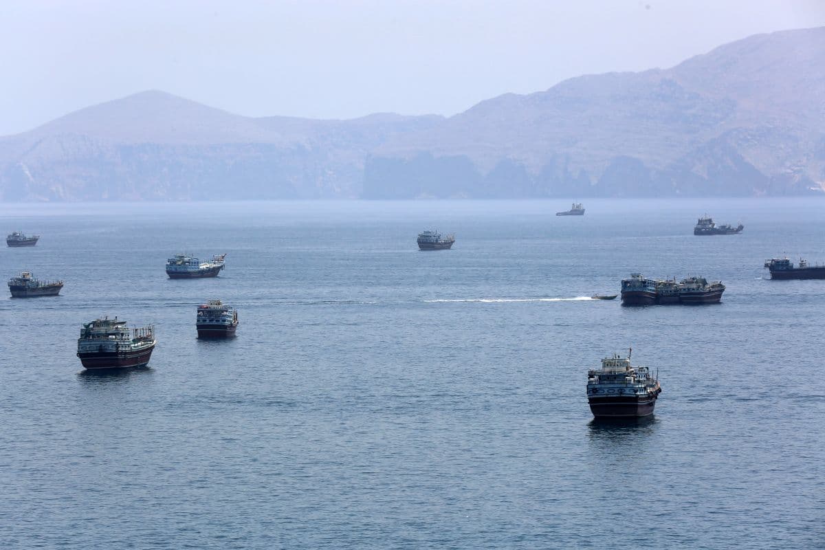 Kapal Kontainer Terbakar di Lepas Pantai Oman, Ketegangan Selat Hormuz Memanas