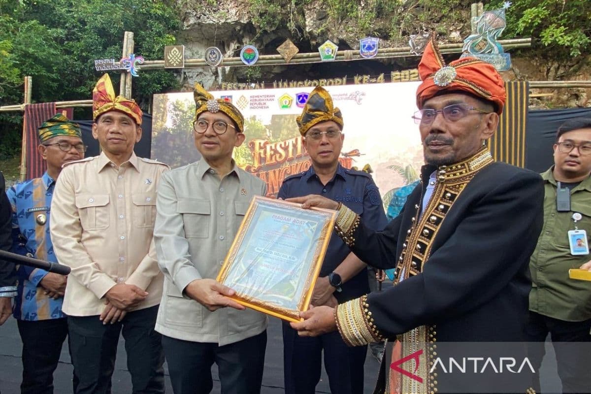 Menteri Kebudayaan Fadli Zon Diberi Gelar Adat Muna: Antara Penghargaan Budaya atau Politik Simbolik?