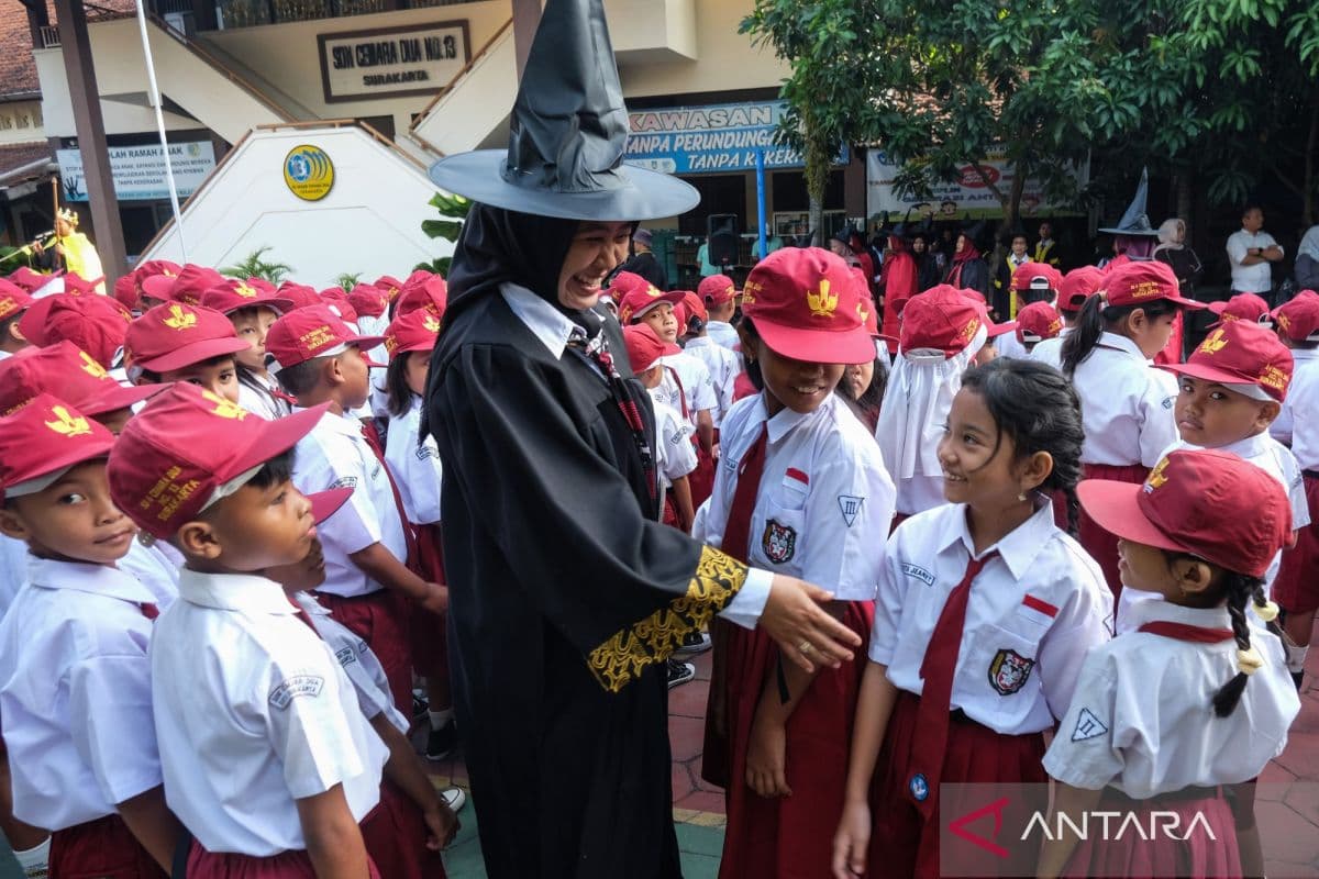 Hari Pertama Sekolah 2026: Dari Kostum Harry Potter hingga Gerak Ayah, Potret Pendidikan Indonesia yang Masih Paradoks?
