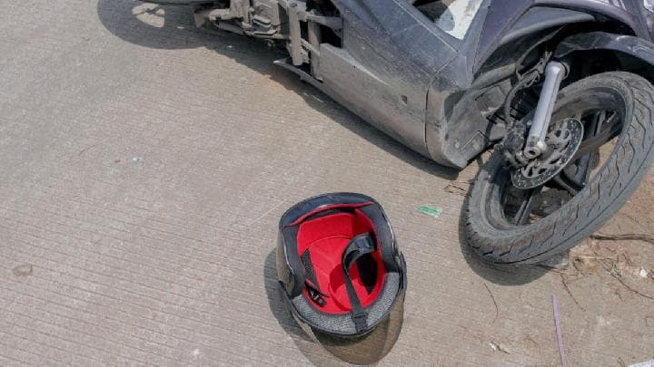 Motor Terbakar Setelah Pengemudi Hindari Mobil Rem Mendadak