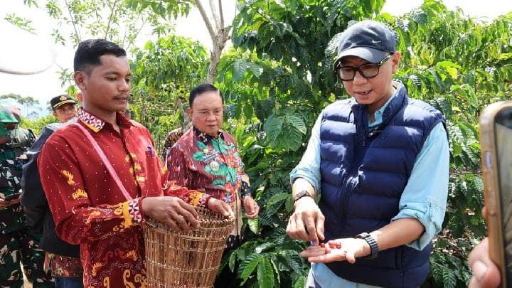 Gubernur Lampung Paksa Petani Pakai Pupuk Hayati: Janji Produksi Kopi 1,5 Tahun atau Sekadar Politik Hijau?