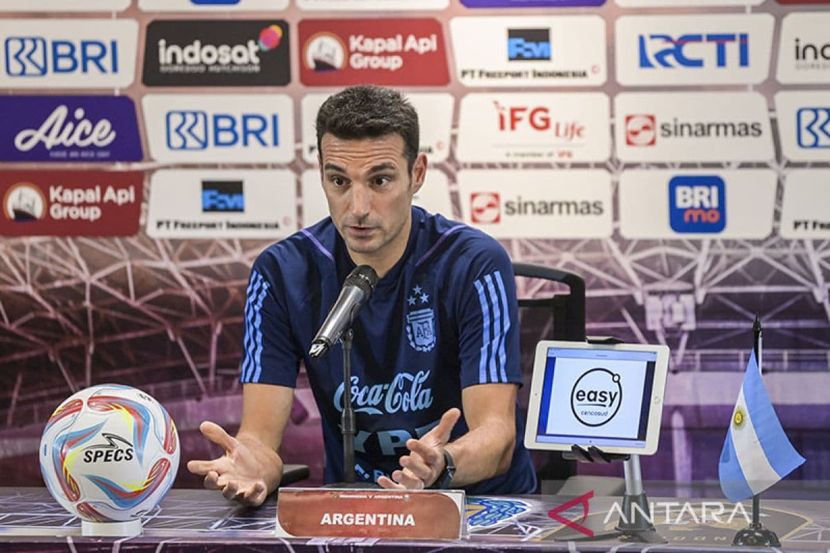 Scaloni Tolak Bumbu Politik, Katakan Semifinal Argentina-Inggris Hanya Sepak Bola