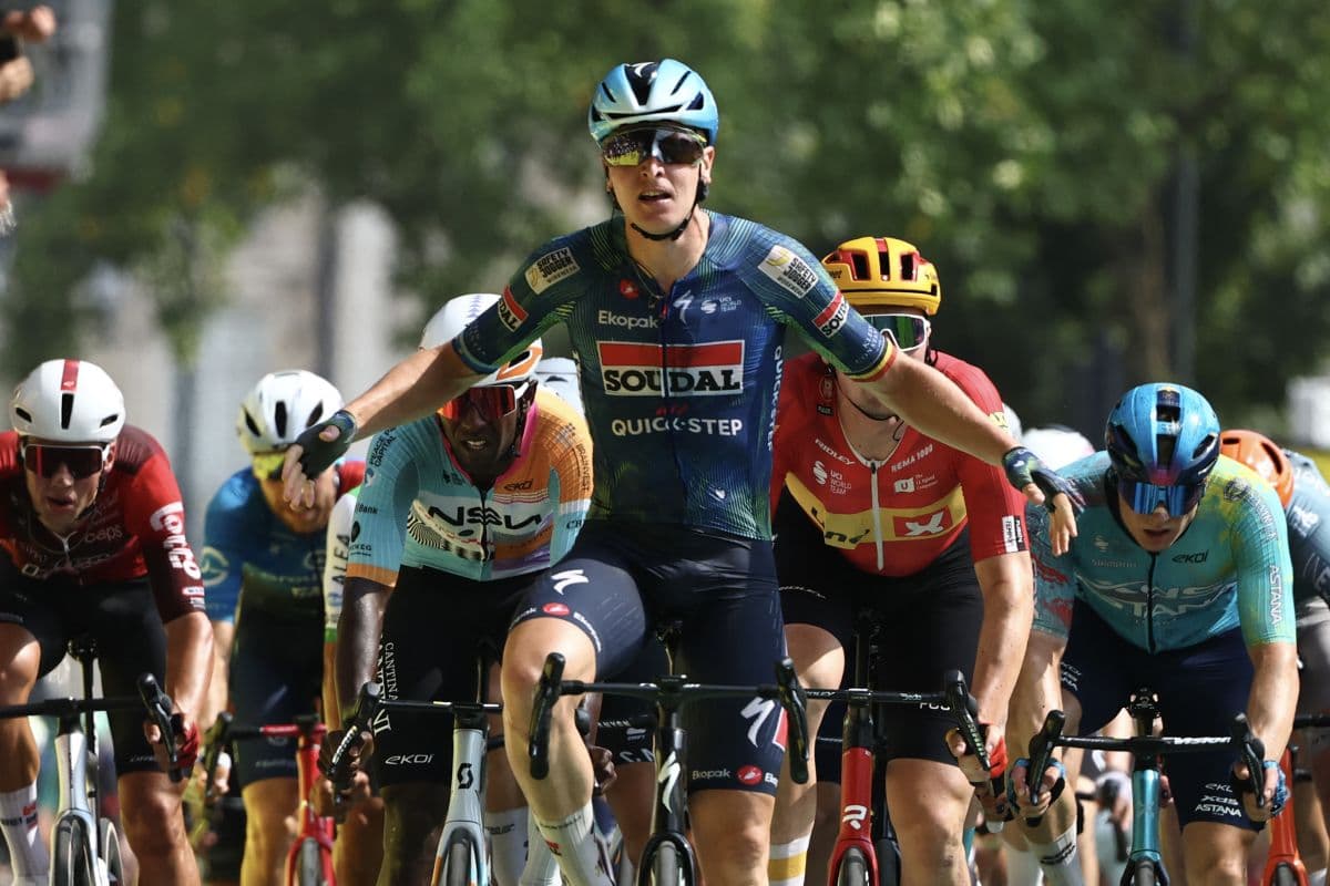 Merlier Gigit Tangan Kuda: Sprinter Muda Soudal Quick-Step Curi Kemenangan dari Gigi Philipsen di Jalur Kematian Sprinter