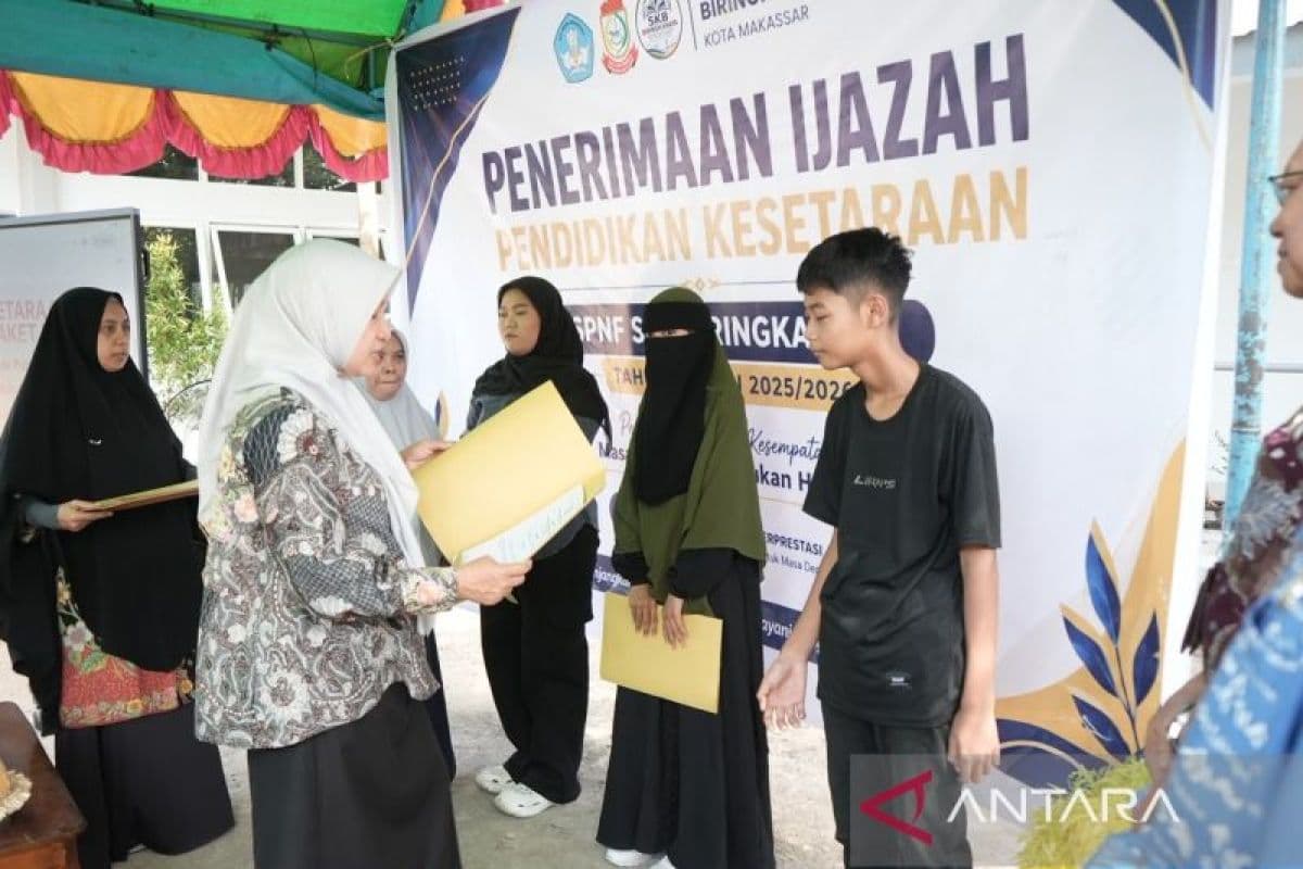 Melawan Stigma: 108 Petugas Kebersihan Makassar 'Jemput' Ijazah, Bukti Pendidikan Bukan Milik Kaum Elit