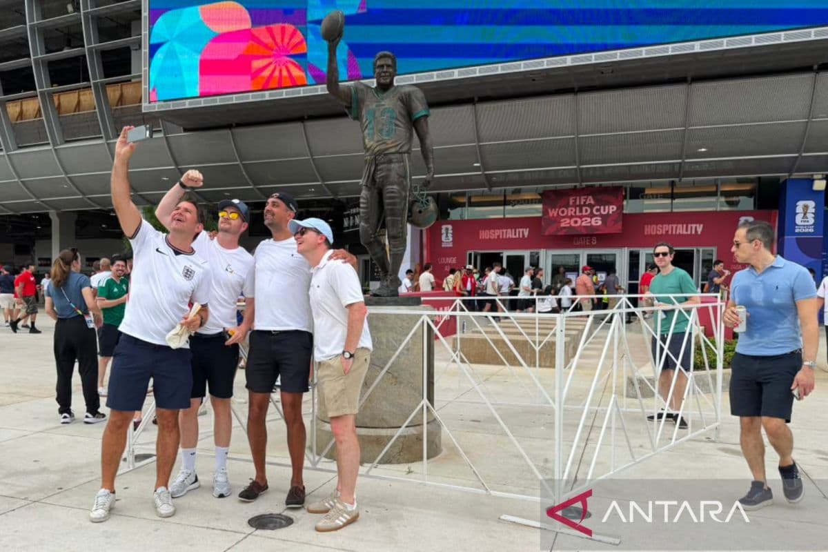 Patung Legenda NFL Jadi Magnet Selfie di Tengah Gemuruh Piala Dunia 2026: Fenomena Sosial atau Sekadar Hiasan Stadion?