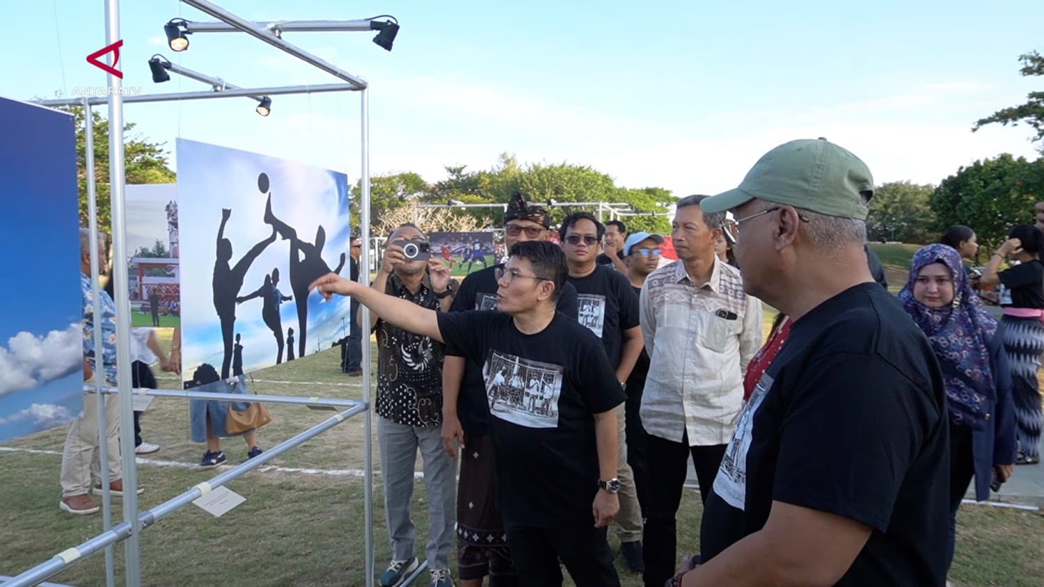 ANTARA Ungkap Kisah Sepak Bola Indonesia Lewat 62 Karya Fotografi di Pameran Bali 2026