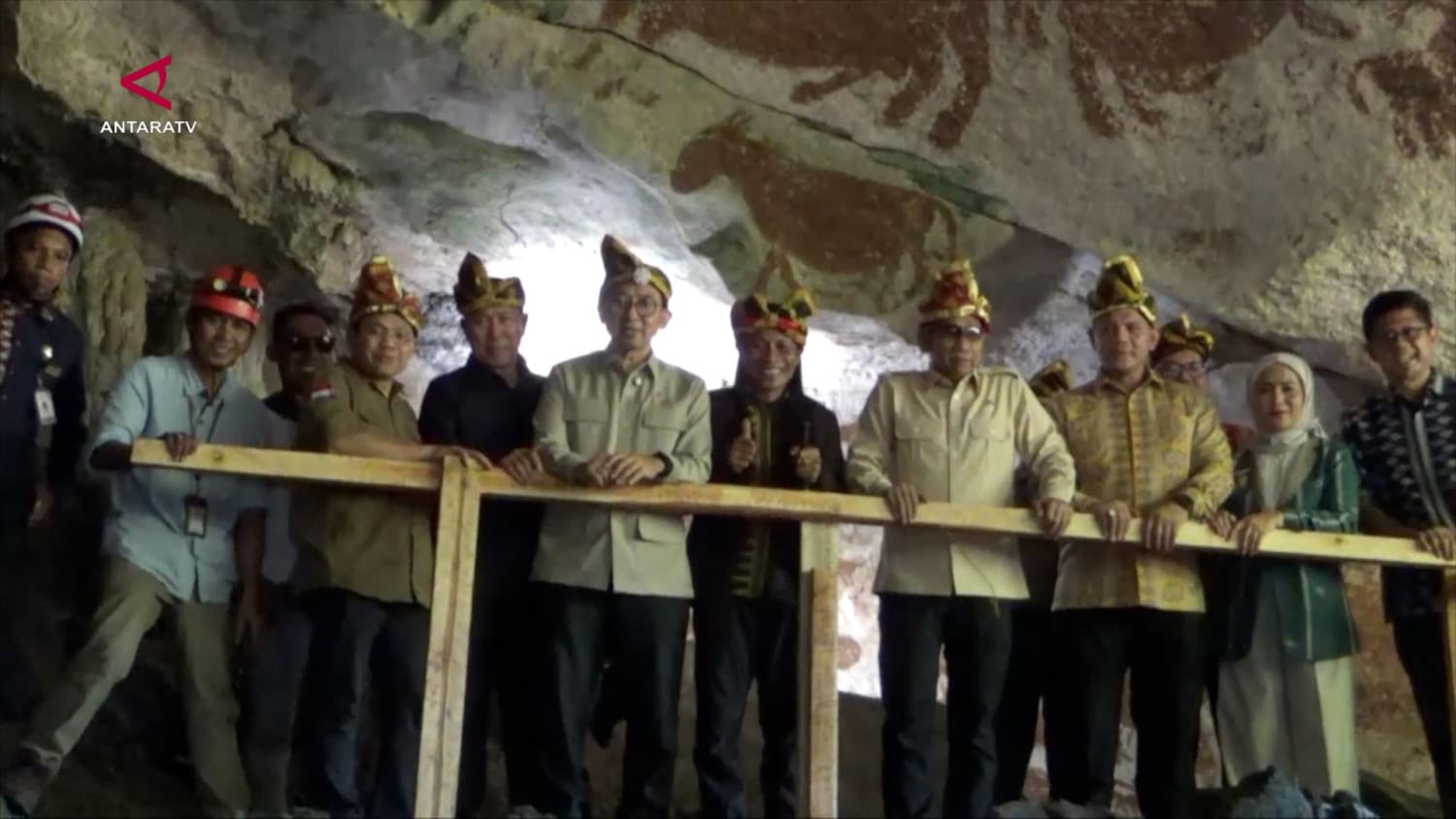 Lukisan Tertua di Dunia Ditemukan di Sulawesi: Menteri Kebudayaan Minta Jaga Cagar Budaya Goa Liangkobori