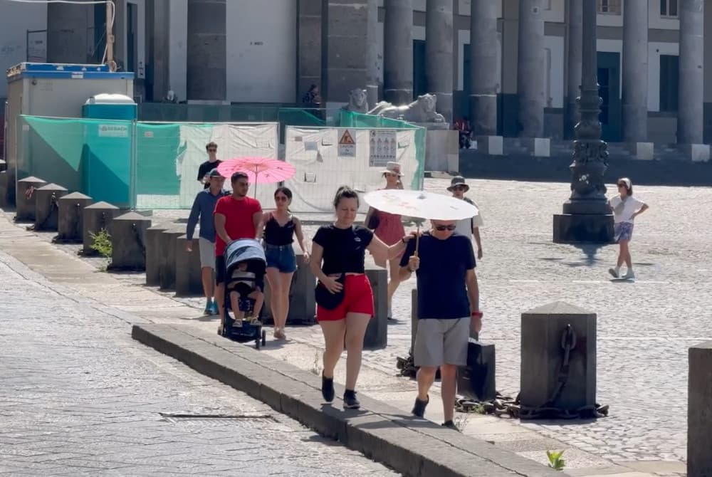 Napoli Terbakar: Gelombang Panas 41°C Memaksa Warga dan Wisatawan Berjuang Melawan Terik