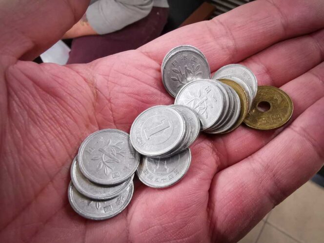
 Japanese yen reaches its lowest in 32 years against US dollars.
